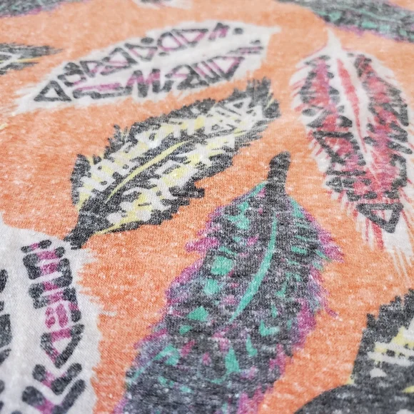 🎈2/$15 LuLaRoe feather t-shirt - Picture 3 of 4